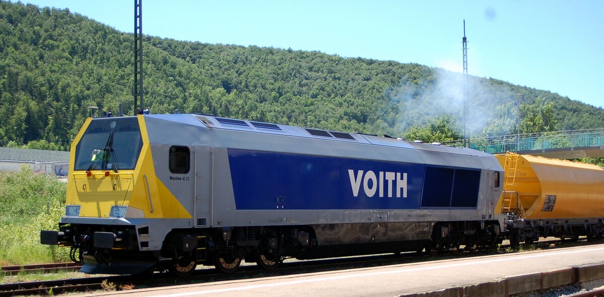 Voith Maxima CC40 in Blaubeuren mit Silowagenzug (wahrscheinlich Zement) am 29.05.2009.