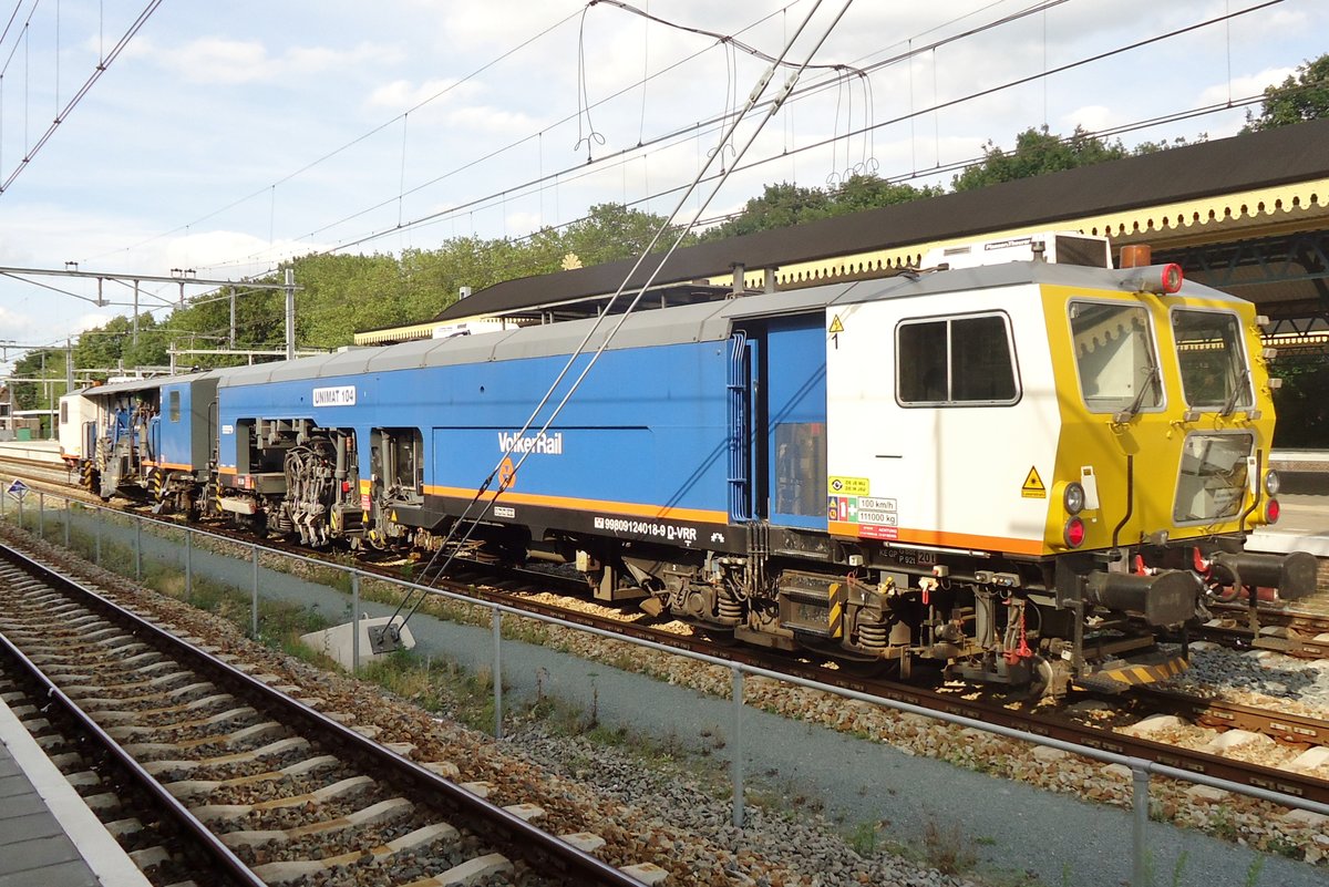 Volker Rail UniMat 104 steht m 5 Augustus 2015 in ´s Hertogenbosch.