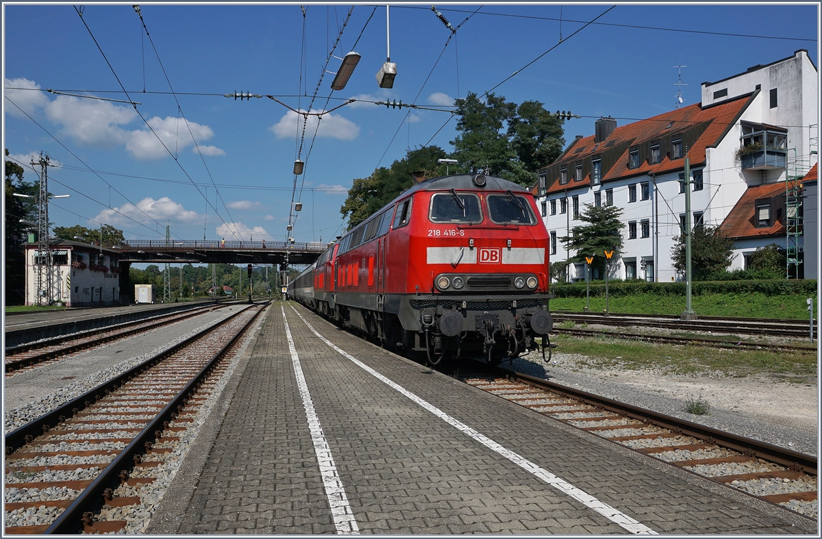 Von Mnchen kommend, erreicht diese beiden DB 218 mit der Spitzenlok 218 416-6 Lindau, wo eine SBB Re 421 den Eurocity zur Weiterfahrt nach Mnchen bernimmt.
9. Sept. 2016