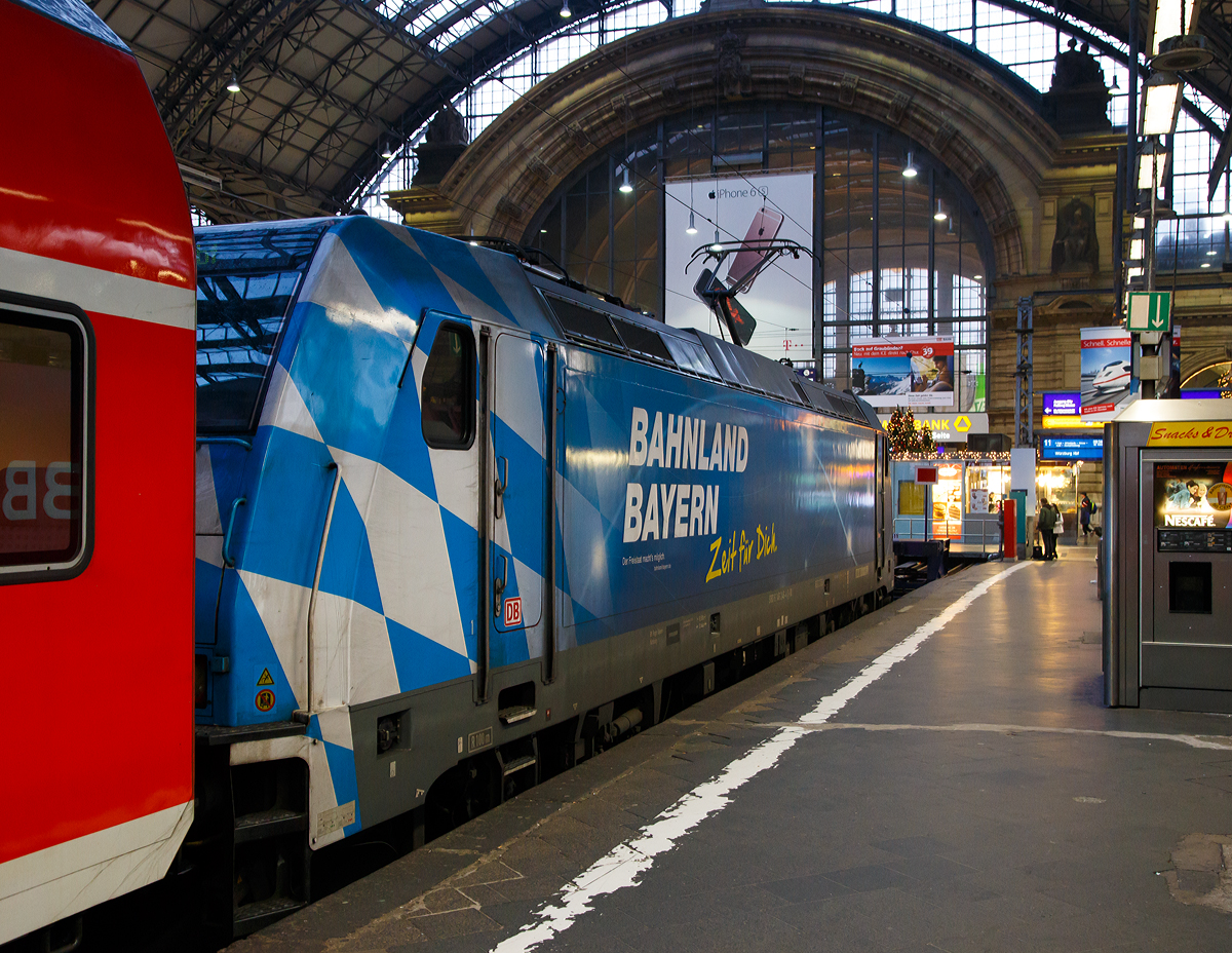 
Von der Zugseite muss ich sie auch zeigen...
Die 146 246-4  Bahnland Bayern  (91 80 6146 246-4 D-DB) der DB Regio Bayern, steht am 27.12.2015 im Hbf Frankfurt am Main mit dem RE 4603 nach Würzburg Hbf bereit.