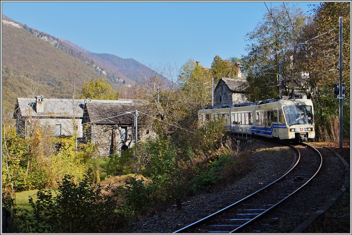 Vor der Kulisse von Verigo zeigt sich der sechste Zug des Tages: Der FART Centovalli-Express D 48 CEX auf der Fahrt von Locarno nach Domodossoala. 
31. Okt. 2014