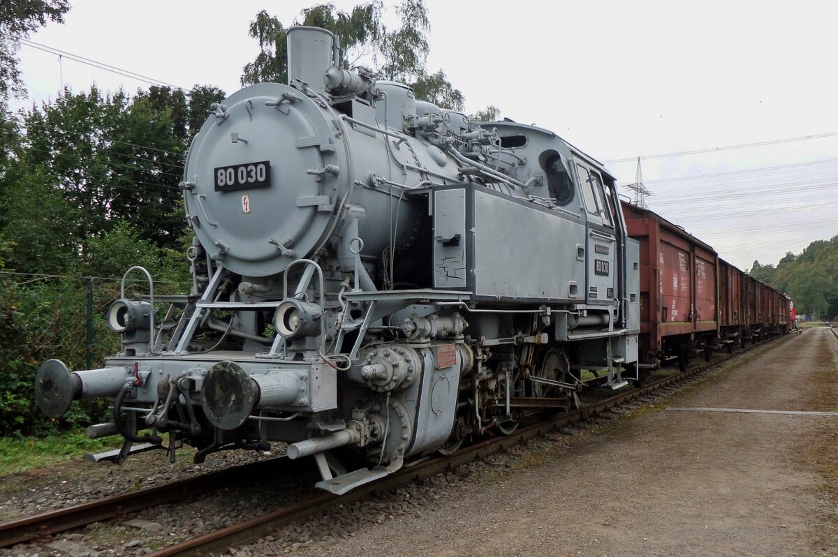Vorbei ist die graue Phase von 80 030 -hier am 17 September 2016 ins DGEG-Museum in BOchum-Dahlhausen sdamt Fotogüterzug. Hewute ist dieser Lok schwarz-rot und als RAG-9 ins Museum.