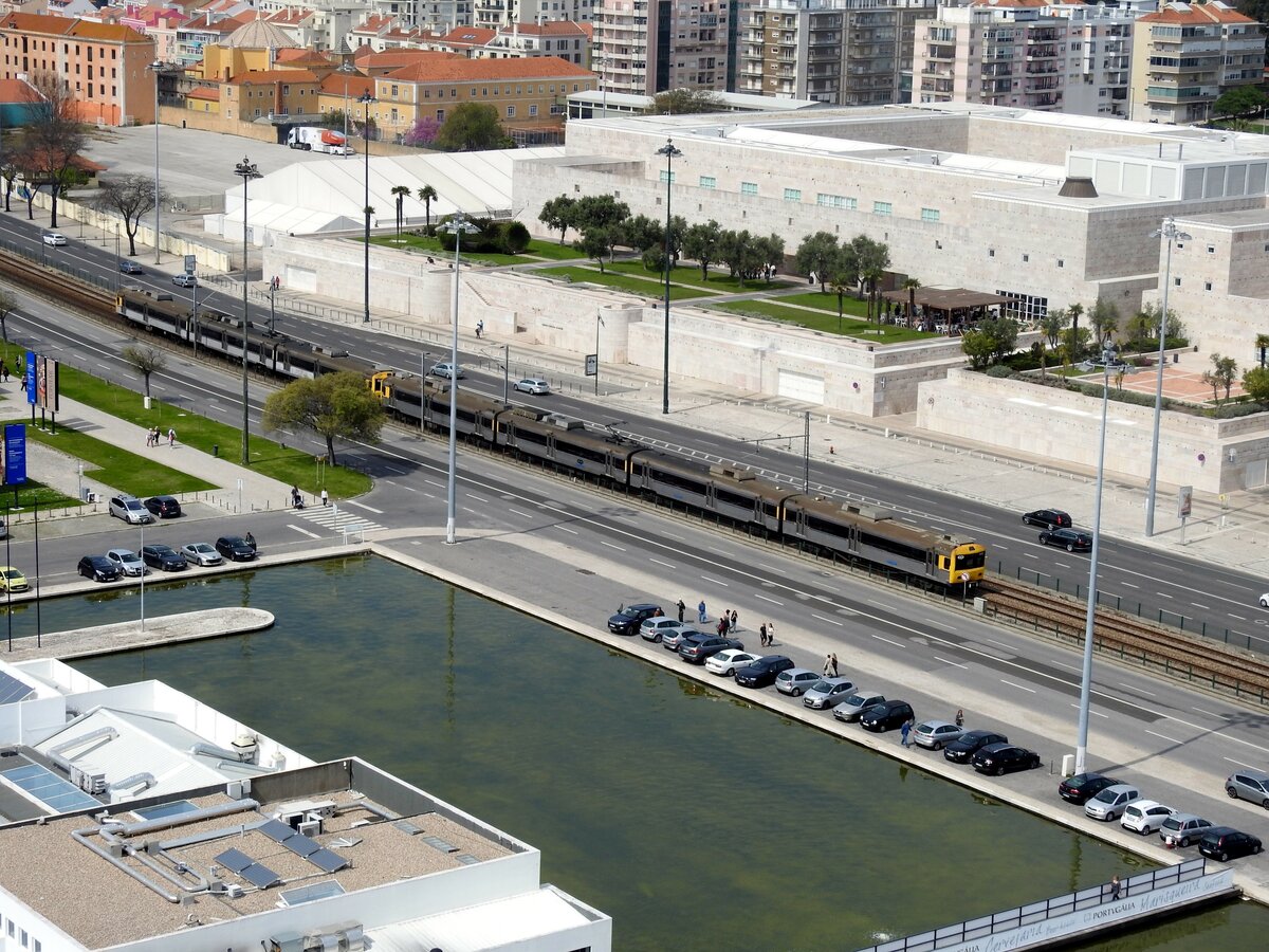 Vorortzug Typ 3100 der Linha de Cascais in Belem von der Aussichtsplattform des Seefahrerdenkmals in Lissabon, gesehen am 30.03.2017.