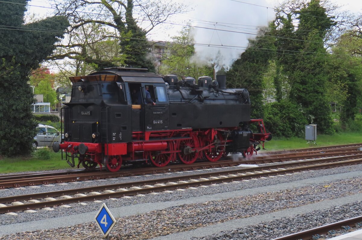 VSM 64 415 lauft am 21 April 20245 um in Apeldoorn bevor der Rückfahrt nach Beekbergen.