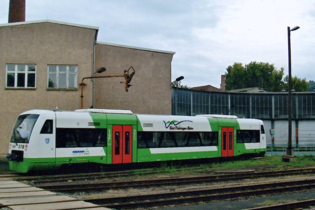 VT 122 der STB steht am 5 September 2007 in bahnhof Meiningen. 