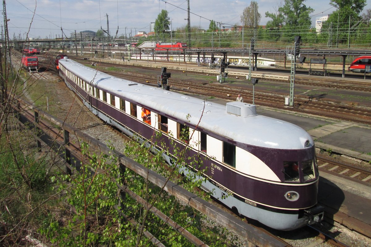VT 137 856 treft am 11 April 2014 in Dresden Hbf ein.