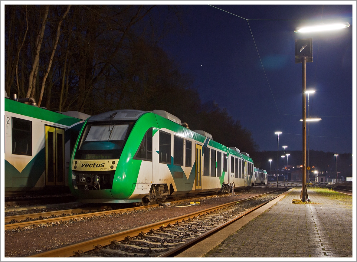 VT 253 (ein Alstom Coradia LINT 41) der vectus Verkehrsgesellschaft mbH hat Nachtruhe und ist am 16.12.2013 im Bahnhof Westerburg (Westerwald) abgestellt. 

Der LINT 41 (95 80 0648 153-4 D-VCT und 95 80 0648 653-3 D-VCT) wurde 2004 bei Alstom unter der Fabriknummer 1188-003 gebaut.