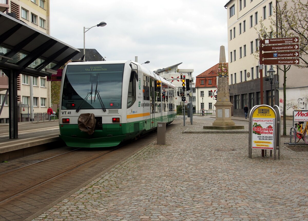 VT 41 (654 041) der Vogtlandbahn im Zentrum von Zwickau am 20.04.2017. Die Bahn nutzt dabei einen 3-Gleisbereich mit der Straßenbahn.