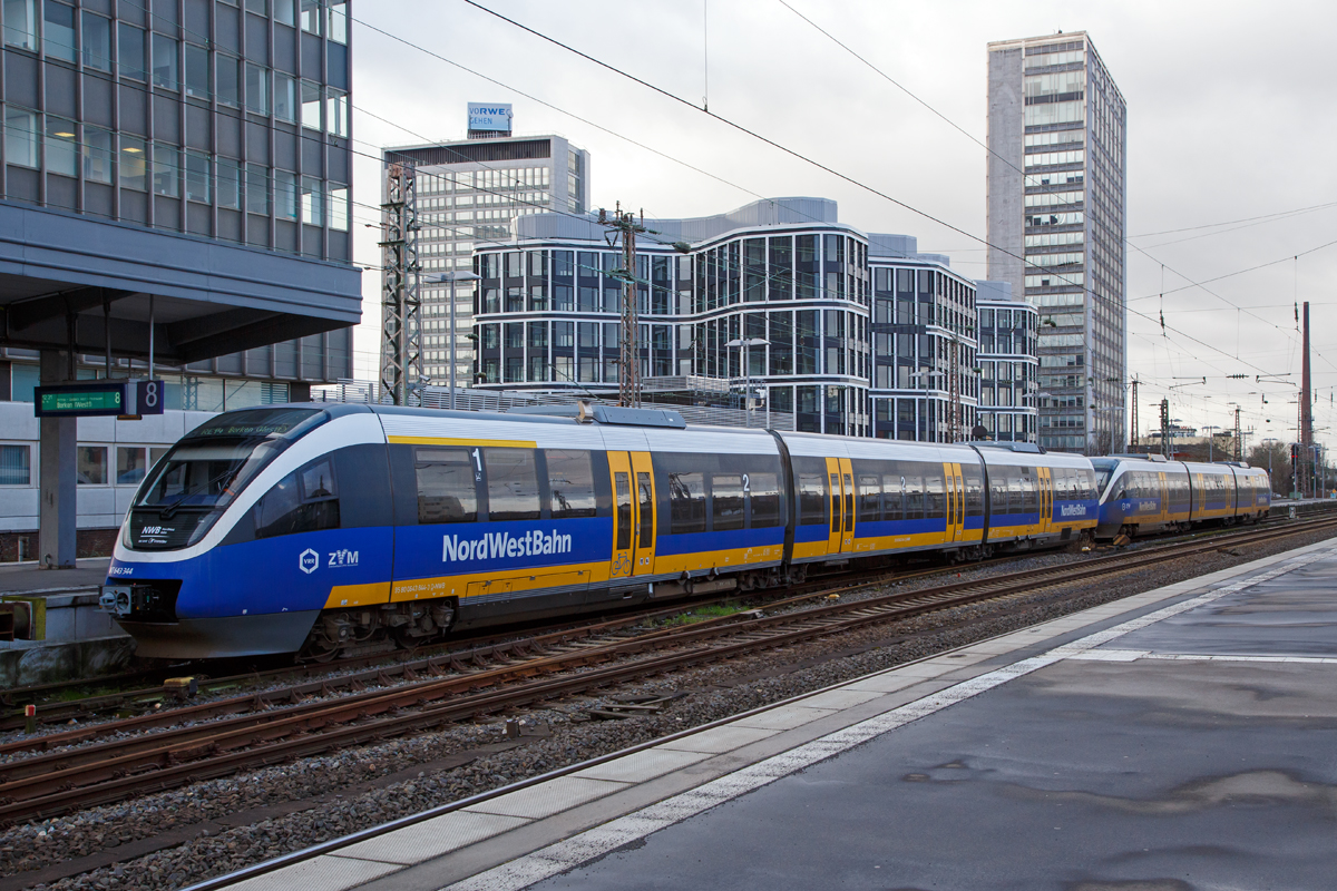 
VT 643 344 und VT 643 345, zwei gekuppelte dreiteilige Bombardier Talent mit diesel-mechanischem Antrieb, der  stehen am 08.02.2016, als RE 14  Der Borkener  (Essen – Bottrop – Dorsten – Borken), im Hauptbahnhauf Essen zur Abfahrt bereit. 

Die NordWestBahn GmbH (NWB) ist ein privates Eisenbahnverkehrsunternehmen, das seit dem Jahr 2000 im Auftrag verschiedener Aufgabentrger Schienenpersonennahverkehr auf Haupt- und Nebenstrecken in Nordwest- und Westdeutschland betreibt. Sie ist ein Tochterunternehmen der Transdev GmbH, Berlin, die wiederum zur franzsischen Transdev-Gruppe gehrt.