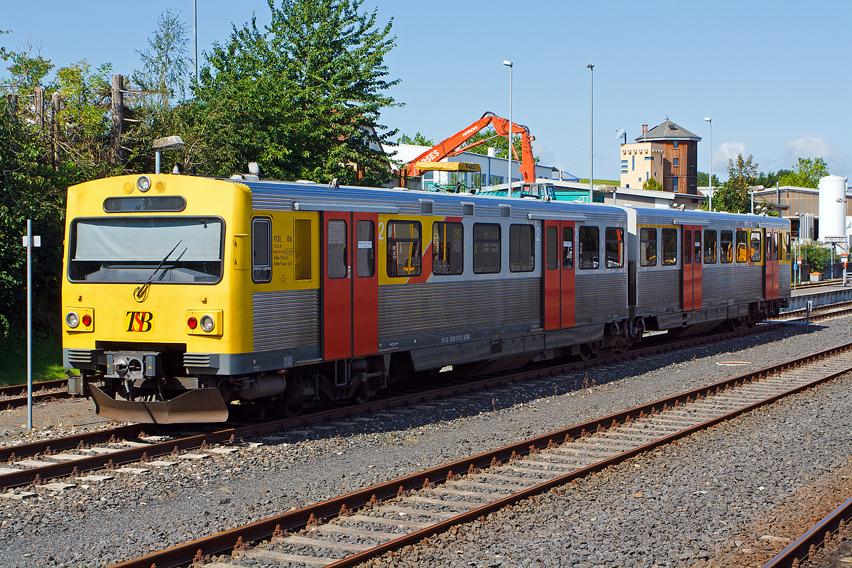 VT2E. 15A / VS2E. 15B (95 80 0609 015-2 D-HEB) der HLB - Hessische Landesbahn (TSB - Taunusbahn) ist am 11.08.2014 im Bahnhof Usingen abgestellt.

Der Triebzug wurde  1992 von LHB (Linke-Hofmann-Busch) in Salzgitter unter der Fabriknummer 15 A/B gebaut.

Der VT/VS 2E ist ein dieselelektrischer Doppeltriebwagen des Herstellers Linke-Hofmann-Busch (LHB, heute Teil von Alstom Transport Deutschland) fr den Nahverkehr. Die Fahrzeuge werden im deutschen Fahrzeugeinstellungsregister als Baureihe 0609.0 gefhrt.

Bereits Mitte der 1970er Jahre wurden diese Triebwagen von LHB entwickelt und fr die AKN Eisenbahn gebaut. Auffllig sind die hnlichkeiten mit den elektrischen U-Bahn-Triebwagen DT3 der Hamburger Hochbahn, die LHB mit konstruiert und gebaut hat. 
Die beiden in Leichtbauweise gefertigten Triebwagenhlften mit je einem Antriebsgestell sttzen sich auf einem gemeinsamen antriebslosen Jakobs-Drehgestell ab, das mit einer Magnetschienenbremse ausgestattet ist.

Auch die damalige Frankfurt-Knigsteiner Eisenbahn (FKE), heute Hessische Landesbahn (HLB), bentigte 1987 neue Triebwagen. Nach Probefahrten mit verschiedenen Modellen, darunter ein VT 2E der AKN, der als einziger Triebwagen die geforderte Geschwindigkeit auch auf einem Abschnitt mit starker Steigung einhalten konnte. So bestellte man 8 abgenderte Fahrzeuge des Triebwagens. Die Fahrzeuge wurden als VT/VS 2E aufgenommen. Dabei wird der Triebwagen als VT 2E.x A der Steuerwagen als VT 2E.x B bezeichnet.

Der Wagenkasten wurde etwas verlngert und die Tranordnung gendert, damit ein bequemes Aussteigen an den S-Bahnhfen mglich ist. Auerdem wurde die Einstiegshhe an die S-Bahnsteige (96 cm) angepasst. Statt zwei Dieselmotoren wurde nun nur noch ein Unterflurmotor mit etwa doppelter Leistung verbaut. 
1992 wurden 12 weitere Fahrzeuge bestellt, als die Taunusbahn reaktiviert wurde, griff man auf den auf der anderen Taunusstrecke bewhrten Typ zurck.

Alle Fahrzeuge wurden von Mitte 2006 bis 2007 bei Bombardier Transportation in Berlin modernisiert. Die Hauptmerkmale der neuen Fahrzeuge sind eine komplett erneuerte Heizungsanlage mit Standheizung sowie eine verbesserte Lftungsanlage.

Auch die Inneneinrichtung wurde einem zeitgemen Design angepasst: Neben neuen Sitzen statt den alten Sitzbnken und einem in leichtem wei gehaltenen Innenraum wurde auf die Hlfte der Gepckablagen verzichtet und der Fahrgastraum durch Scheiben transparenter gestaltet. Dabei wurden auch Abteile mit 1. Klasse eingerichtet, die mit Klapptischen und Netzanschlssen fr Laptops ausgerstet sind. Der Sitzplatzverlust soll ausgeglichen werden, indem in Zukunft zu Stozeiten nicht drei, sondern vier Fahrzeuge gekuppelt werden. Auf Fahrkartenautomaten wurde jedoch wegen schlechten Erfahrungen mit Schwarzfahrern, die im letzten Moment noch Fahrscheine bezogen, verzichtet.

Im Jahr 2009 wurden die Triebwagen mit Notbremsberbrckung nachgerstet.

TECHNISCHE DATEN:
Spurweite: 1.435 mm
Bauart: Bo'2'Bo'
Lnge ber Kupplung:  32.620 mm
Hhe:  3.550 mm
Breite:  3.033 mm (ber Tren)
Drehzapfenabstand:  12.235 mm (2 x)
Drehgestellachsstand:  2.100 mm / 2.550 mm /2.100 mm
Leergewicht:  55 t
Hchstgeschwindigkeit:  100 km/h
Installierte Leistung: 485 kW/ 661 PS
Motor:  Daimler-Benz OM444 LA Unterflur-Dieselmotor 
Leistungsbertragung: diesel-elektrisch
Anzahl der Fahrmotoren:  4  BBC ERG 2040, 93 kW
Zugsicherung:  PZB 90
Steuerung:  bis zu 4 in Mehrfachtraktion
Sitzpltze:  96
Stehpltze:  152
