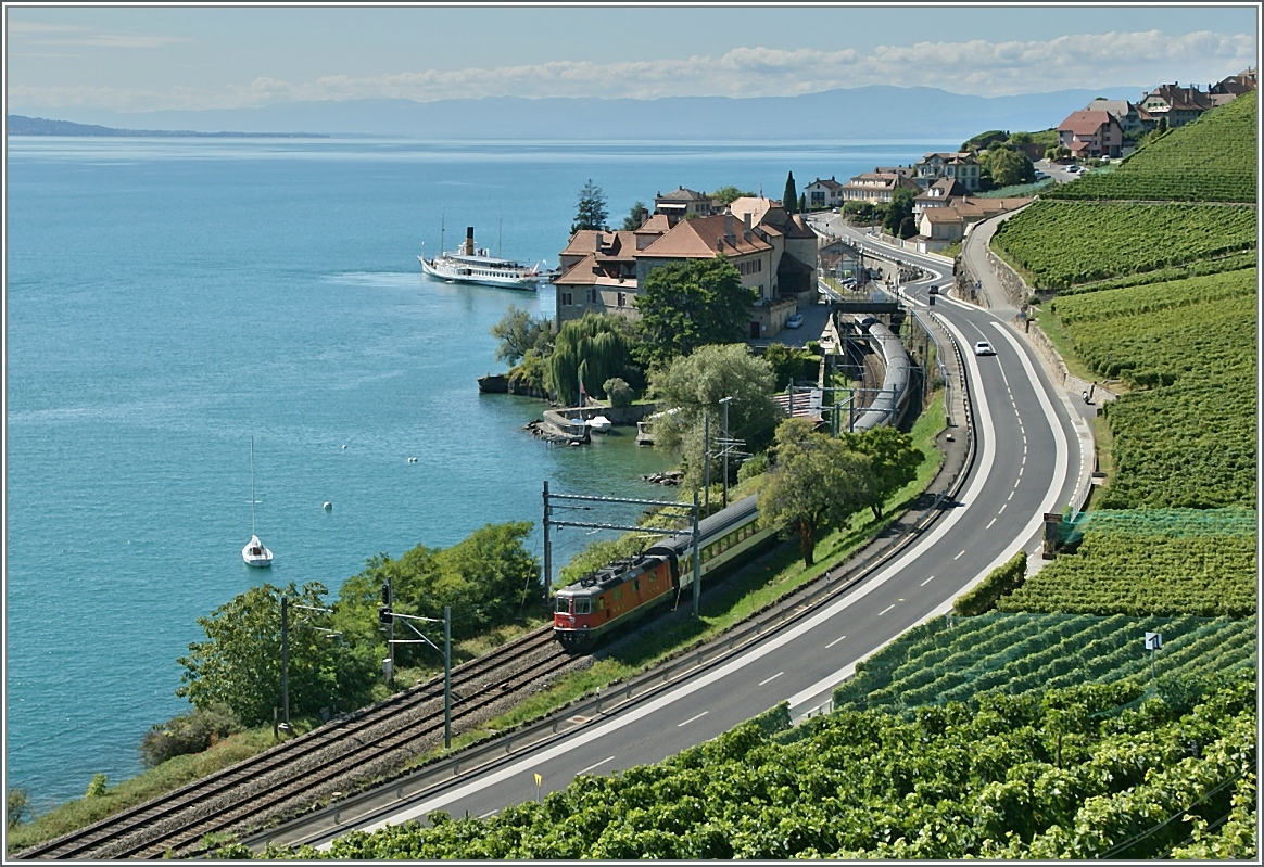 Whrend der IR 1721 dem Wallis zustrebt, verlsst das CGN Dampfschiff  La Suisse  Rivaz/St-Saphorin Richtung Lausanne. 9.9.13 