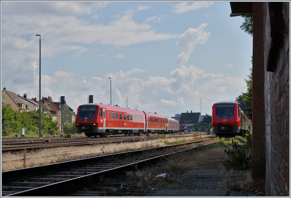 Whrend rechts im Bild ein VT 611 pausiert, erreicht von Ulm kommend zwei VT 611 den Bahnhof Friedrichshafen Stadt.
16. Juli 2016