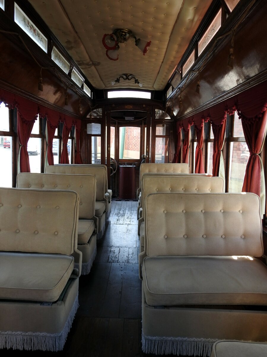 Wagen Nr.1 von St.Louis Car Company Baujahr 1901 fr den museumsinternen Besucherverkehr im Tram-Museum in Lissabon am 03.04.2017.