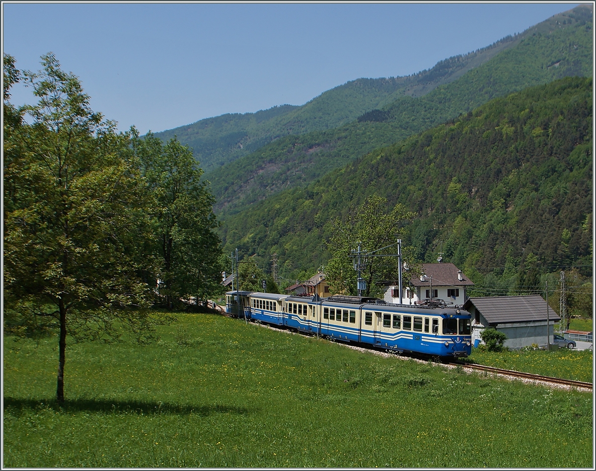 Welch tolle Überraschung mir der SSIF/FART Zug 157 bot: In harmonischer Schönheit zeigt sich der ABe 8/8 23  Ossola  mit zwei FART  B  kurz nach der Station Gagnone-Orcesco. 13. Mai 2015