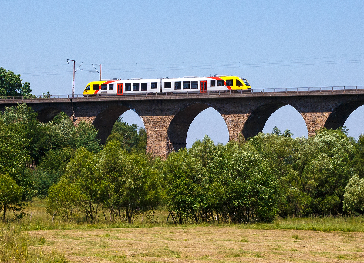 
Wenn man nicht genug Brenweite hat muss man halt das Bild zuschneiden....
Ein Alstom Coradia LINT 41 (BR 648) der HLB (Hessische Landesbahn) fährt am 02.07.2015, als RB 95  Sieg-Dill.Bahn  Dillenburg - Siegen - Au/Sieg, über den Rudersdorfer Viadukt, nächster Halt ist Siegen.