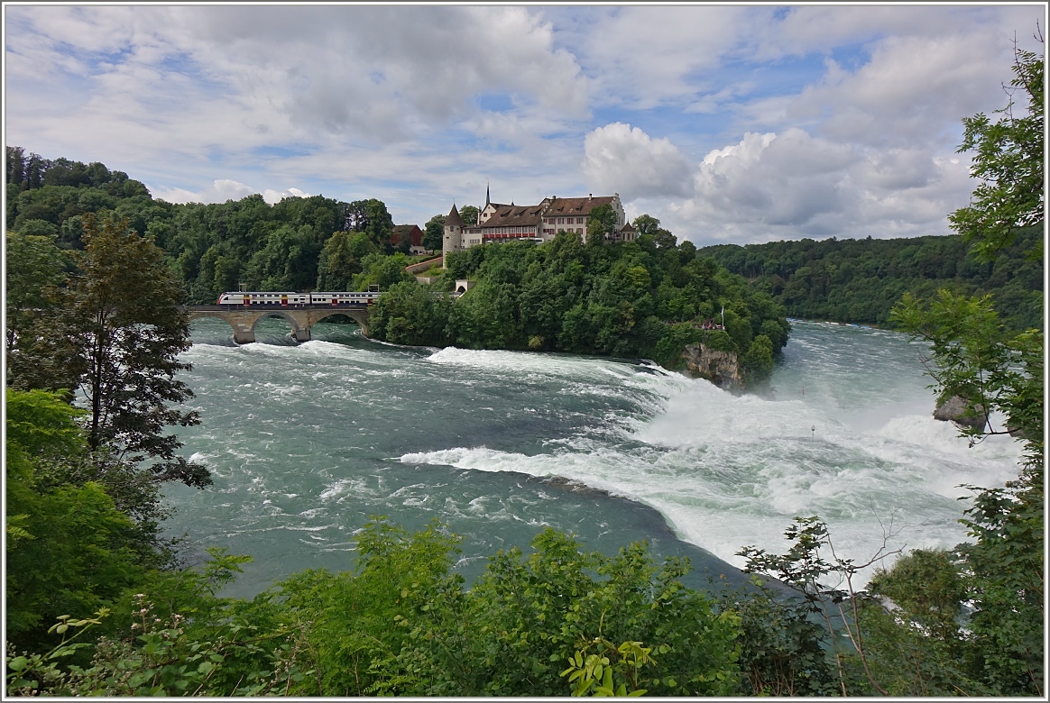 Wer keine Zeit für den Besuch des Schloss Laufen und den Rheinfall hat, nimmt den Zug und kann während der Fahrt über die Brücke einen ersten Eindruck für das nächste Ausflugziel erhalten.
(18.06.2016)