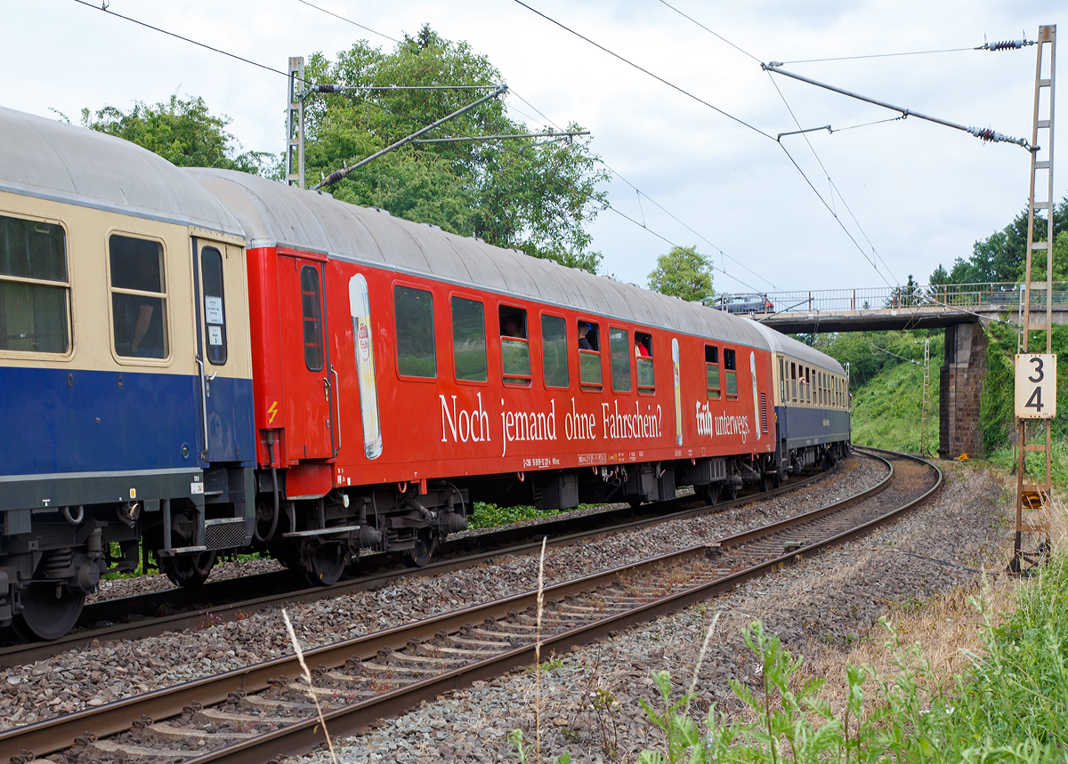 
WGmz Gesellschaftswagen (D-CBB 56 80 89-70 207-6) der Centralbahn AG, hier am 16.06.2017 im Zugverband in Koblenz-Moselweiß.