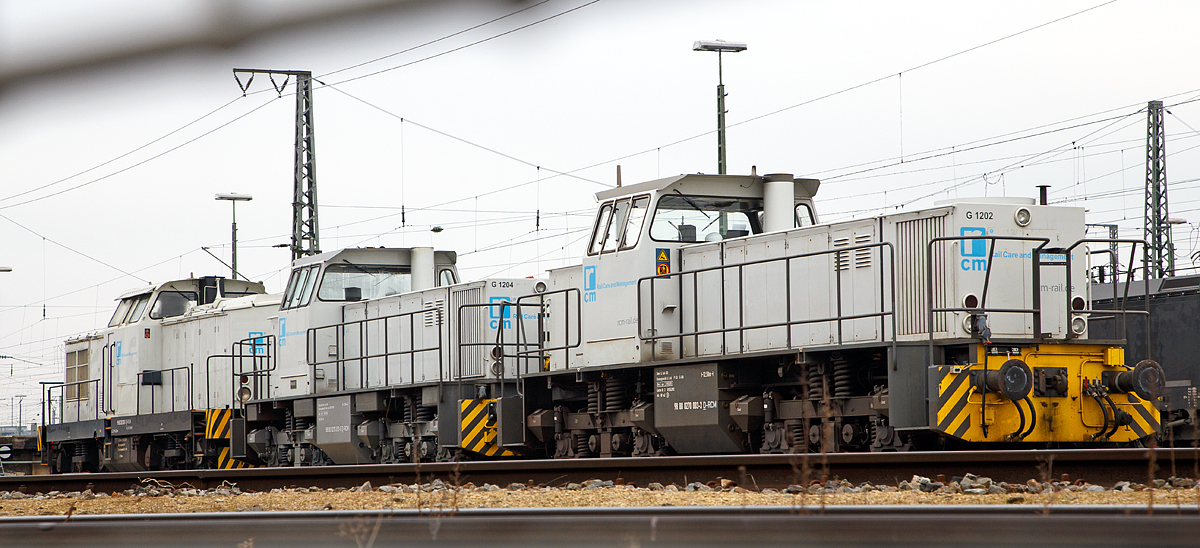 
Wie an einer Perlenkette aufgereiht...
Die 270 003-3, 276 013-6 und 202 535-1 der RCM Rail Care and Management GmbH (München) abgestellt am 29.12.2016 beim Hauptbahnhof Ingolstadt. 