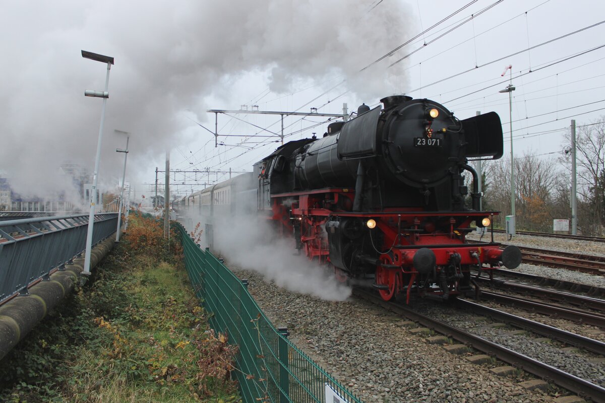 Wie jedem jahr fahrt VSM auch in 2023 einige Dampfpendelzge zwischen Arnhem und ein andere Stadt. Diesmal wurde Nijmegen erkoren und am 16 Dezember 2023 verlasst VSM 23 071 mit der Christmas-Express Nijmegen.