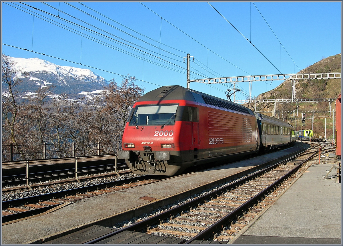 Wie man hier ansatzweise sieht, genießen die Reisende auf der Fahrt über die Lötschbergbahn eine grandiose Aussicht.
SBB Re 460 110-0 mit einem IC auf dem Weg Richtung Brig bei der Durchfahrt in Ausserberg.
16. März 2007