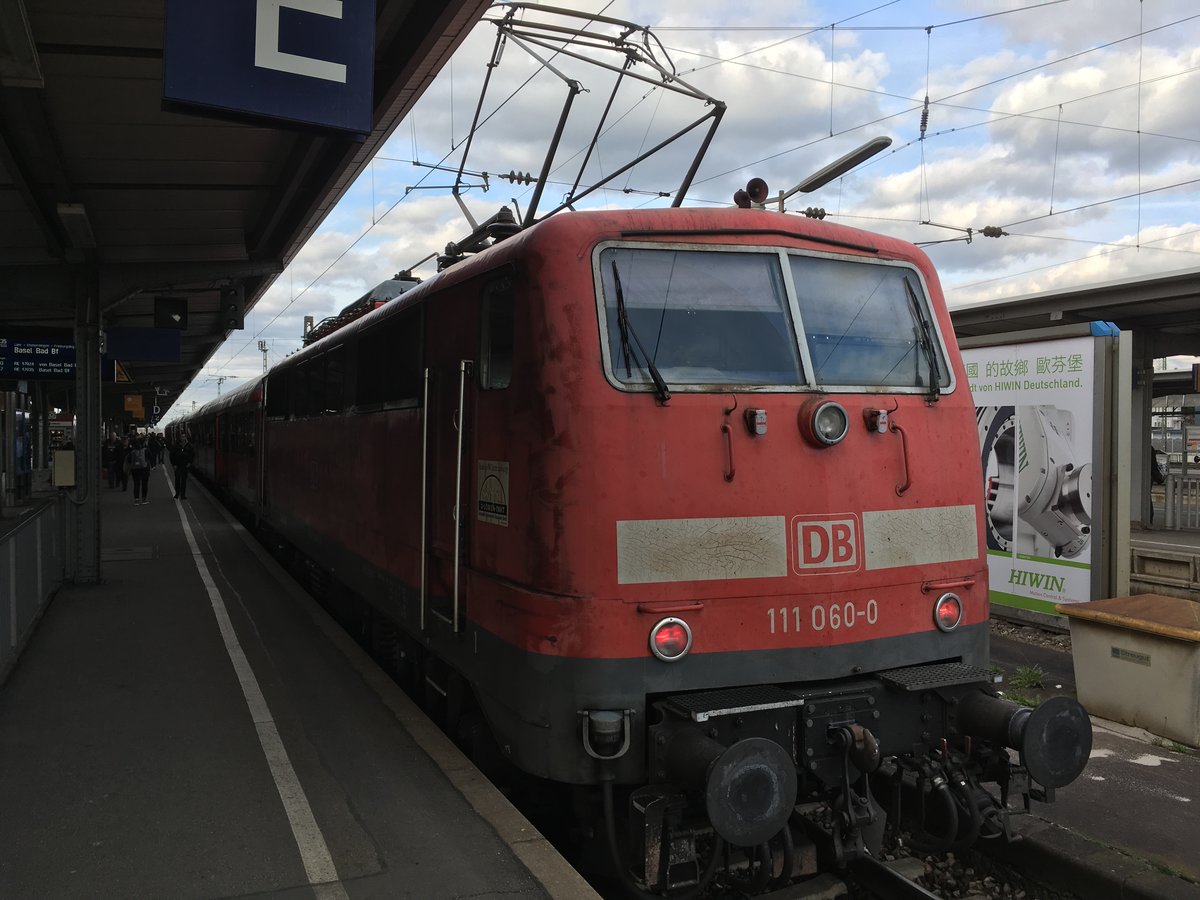 Wieder einmal hab ich die Freiburger 111 060 auf der Rheintalbahn angetroffen.

Diesmal als Rb von Offenburg (16:34) - Basel Bad Bf (18:31).

Aufgenommen am 20.03.17 in Offenburg
