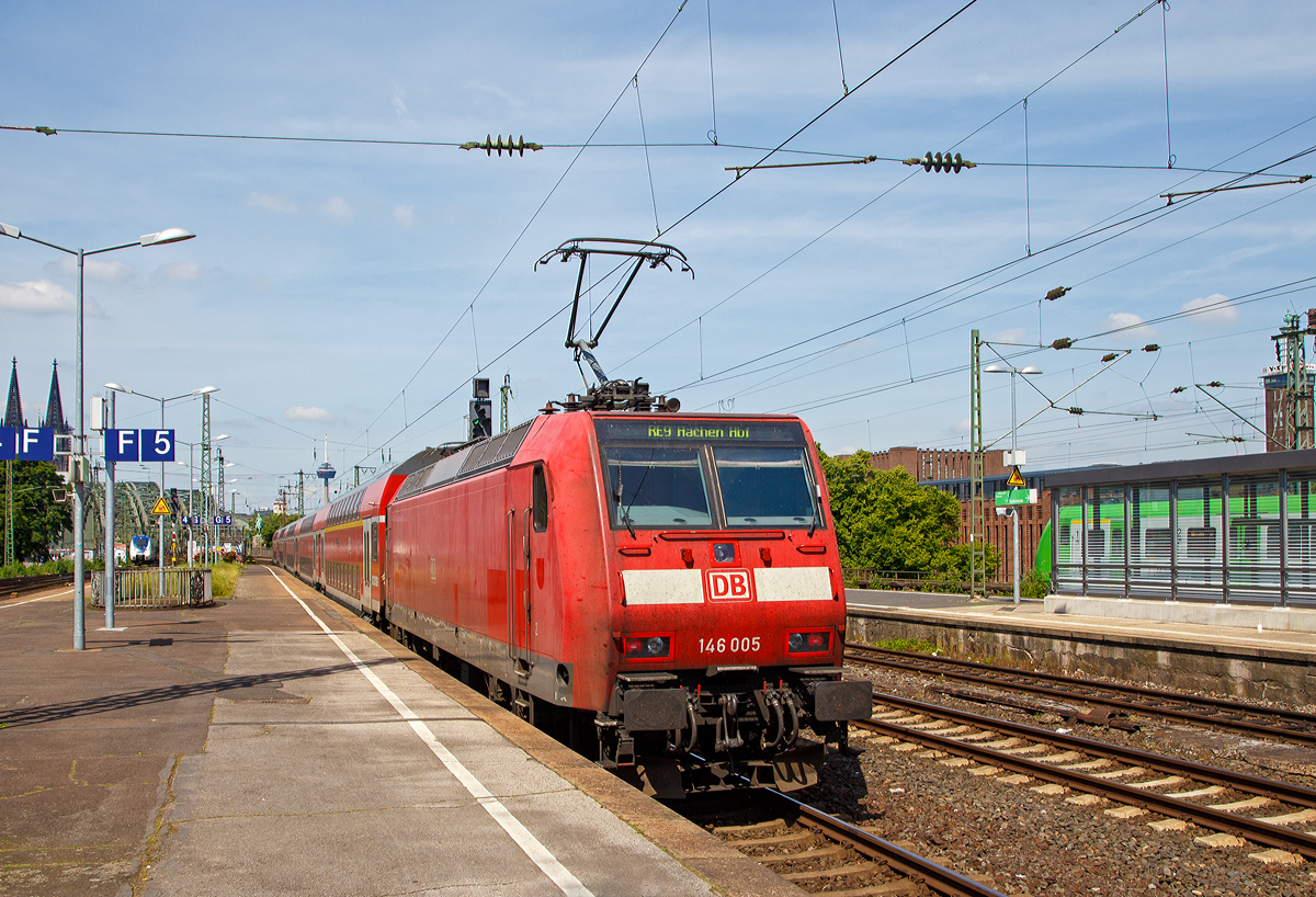 
Wir sind am 01.06.2019  in Bahnhof Köln Messe/Deutz ausgesteigen, nun schiebt die 146 005-4 (91 80 6146 005-4 D-DB) der DB Regio NRW den RE 9 (rsx - Rhein-Sieg-Express) Siegen - Köln – Aachen weiter in Richtung Köln Hbf bzw. Aachen.