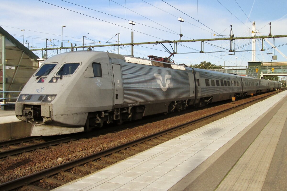 X-2001 hält am 10 September 2015 in Hallsberg.
