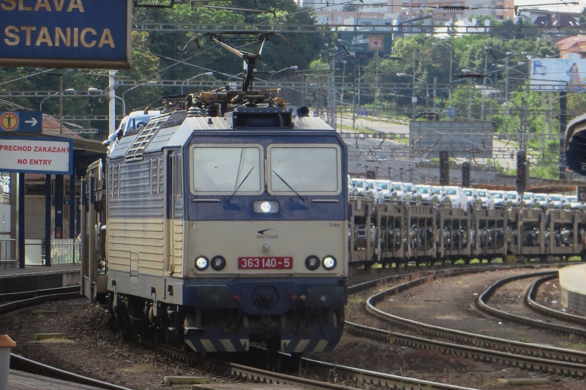 ZSCS 363 140 zieht der BLG PKW-Zug am 25 Juni 2022 durch Bratislava hl.st.