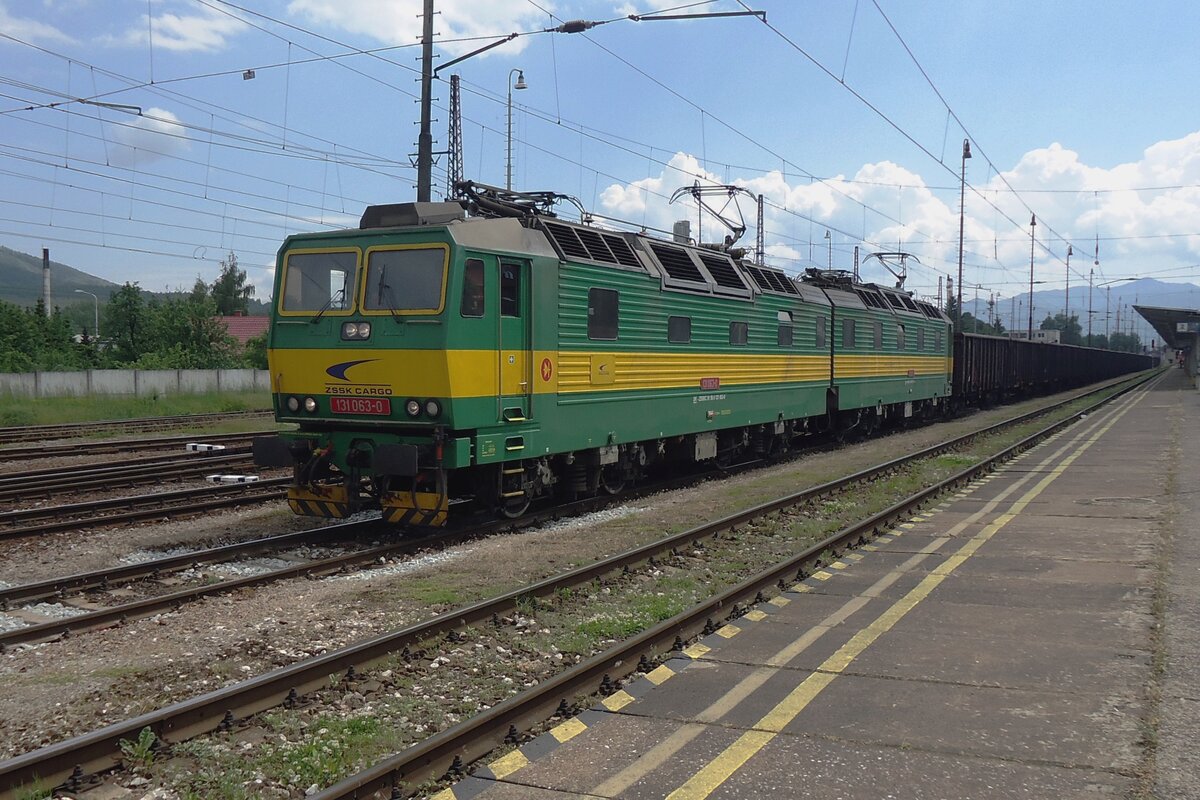 ZSSK 131 063 steht am 30 Mai 2015 mit ein Kohlezug in Vrutky. Die 131er sind meistens auf die hügelige Strecke Zilina--Vrutky--Strba--Kosice unterwegs.