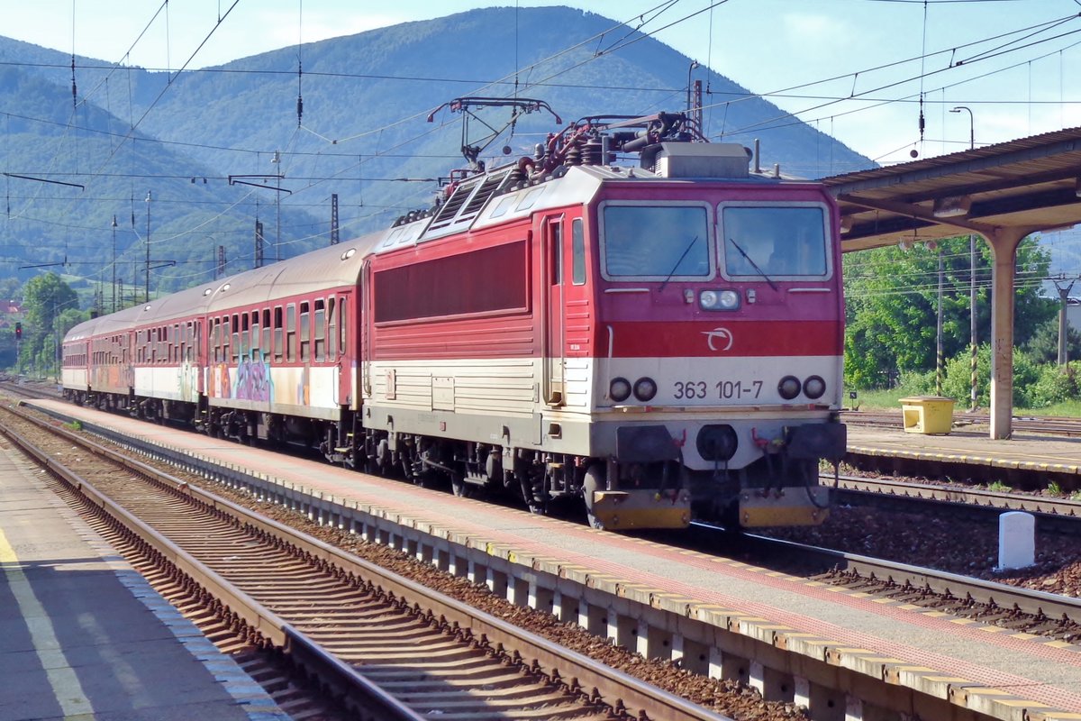 ZSSK 361 101 steht mit ein Zug nach Rozumberok und Strba abfahrtbereit in Vrutky. 