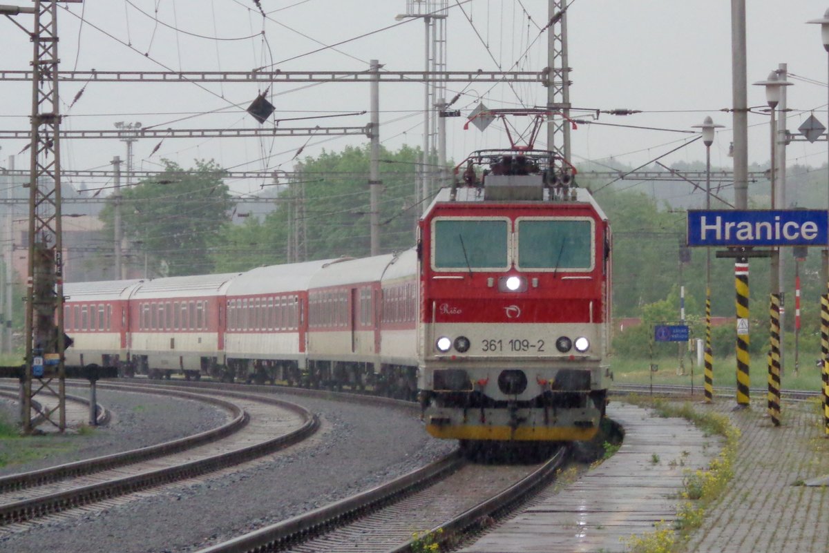 ZSSK 361 109 treft am verregneten 15 Mai 2018 in Hranice-nad-Morave ein. 