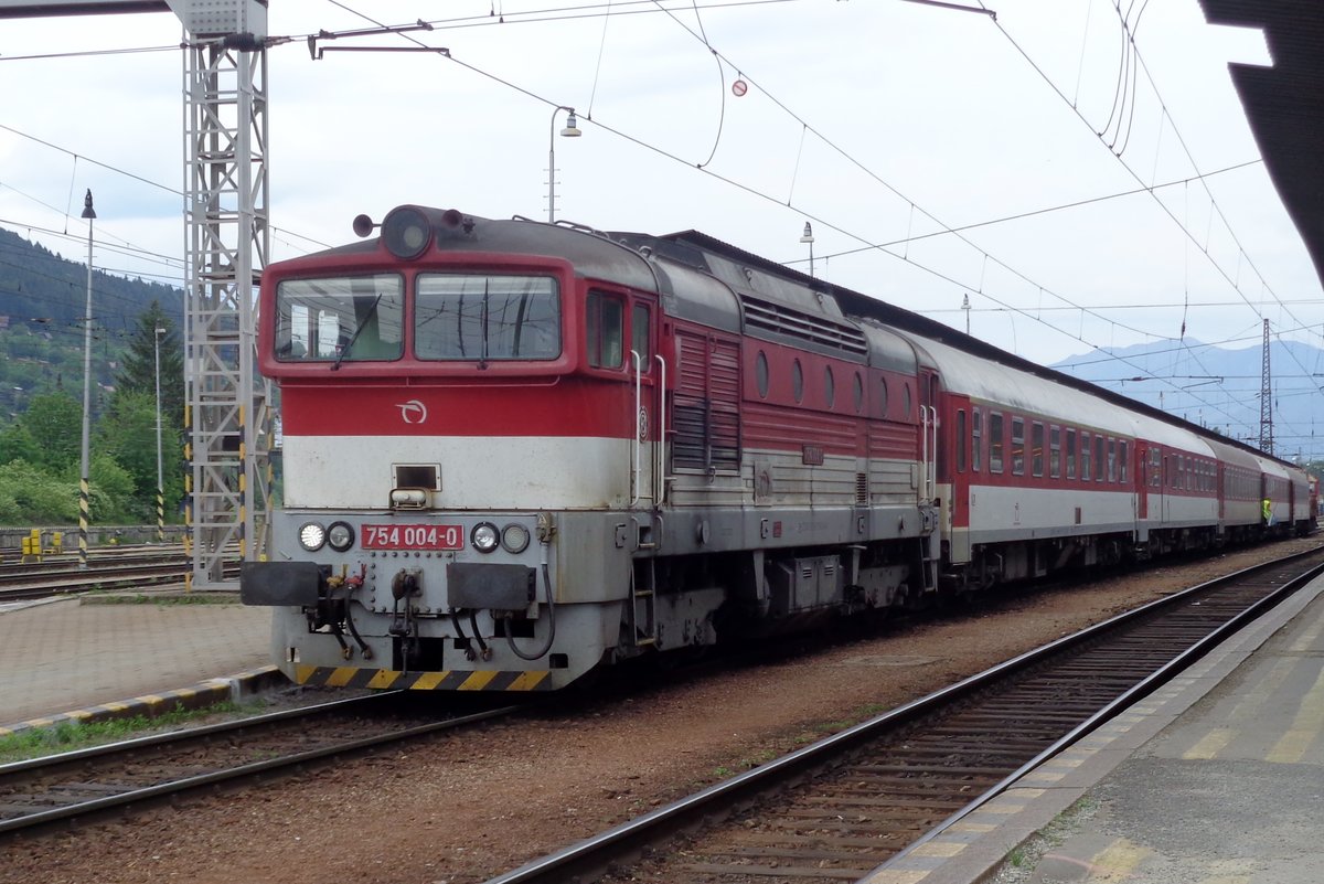 ZSSK 754 004 verlässt am 15 Mai 2018 Zilina.