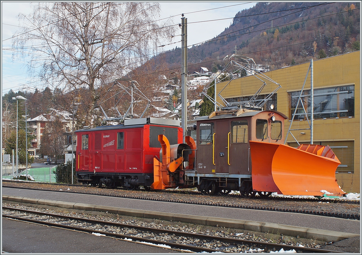 Zu meiner Freude sorgt auch diesen Winter, zumindest teilweise, das Gespann des CEV X rot 91 und der 1911 gebauten CEV HGe 2/2 N 1 fr die Schneerumung auf der Strecke Blonay - Les Pliades. 

Blonay, den 1. Dezember 2021