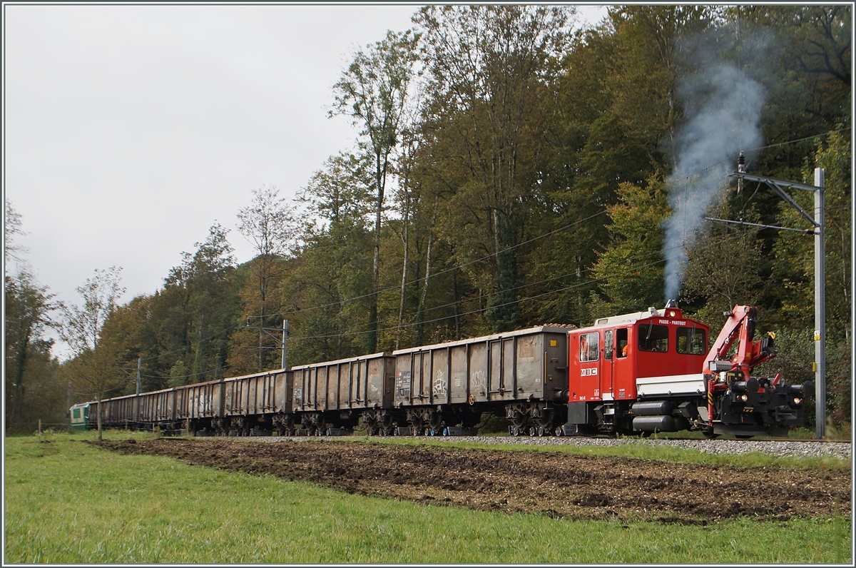 Zuckerrübenverlad auf der freien Strecke bei  Le Manege : der BAM Te hat mit dem langen Zug und der abgebügelten Ge 4/4 ziemlich zu tun.
15. Okt. 2014