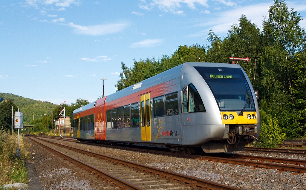 Zum Vergleich und nun noch in 1024 Pixel:

Ein Stadler GTW 2/6 der Hellertalbahn fhrt am 16.08. 2013 von Herdorf weiter in Neunkirchen(Siegerland).