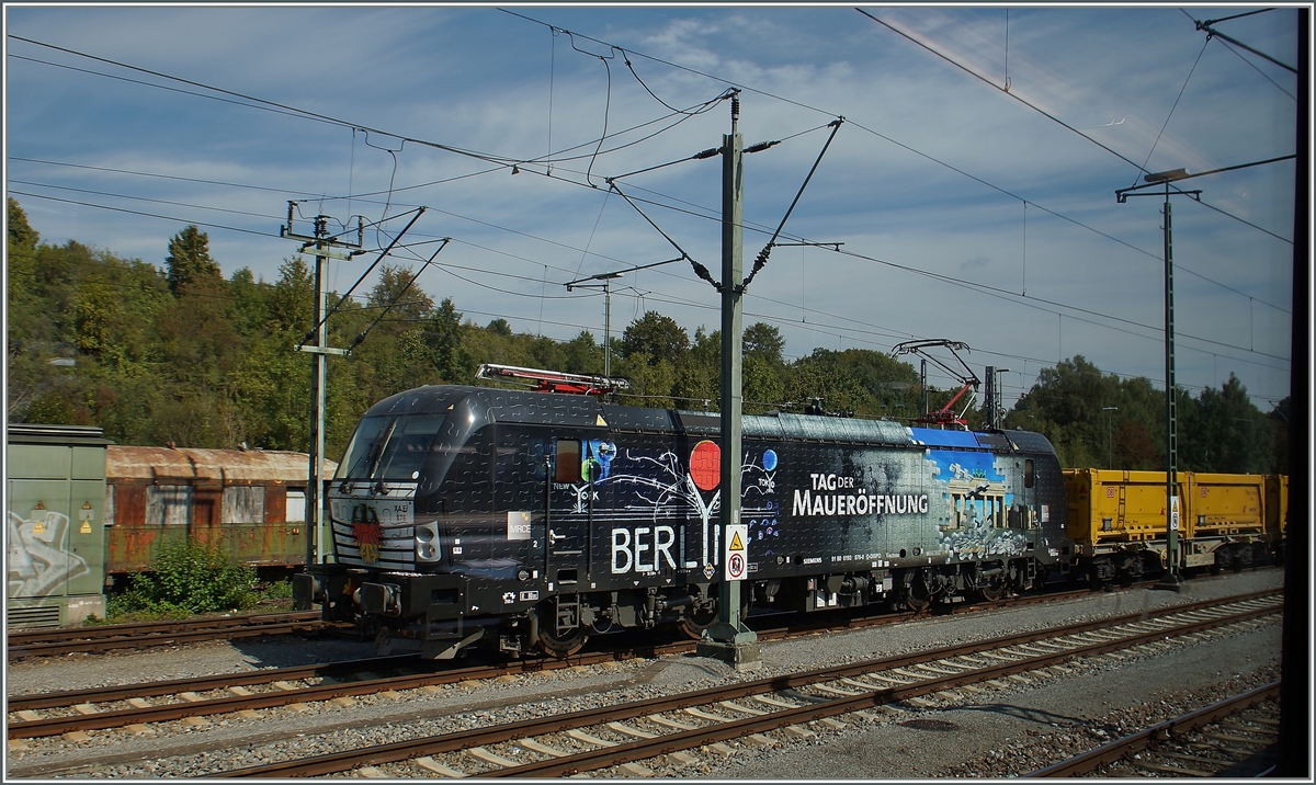 Zur Feier des Tages: Die Vectron  Mauerfall-Lok  in Rottweil.
Ein Bild aus dem Zug vom 11. Sept. 2015