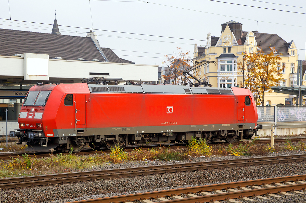 
Zuvor konnten wir sie in Betzdorf/Sieg sehen aber nicht fotografieren, als sie dort einen Güterzug dort abstellte. Nun fährt die 185 200-3 (91 80 6185 200-3 D-DB) der DB Schenker Rail Deutschland AG, kurz nach unserem Zug dem RE 9, durch den Bahnhof Troisdorf in Richtung Köln (31.10.2015). 

Die Lok, übigens die letzte Serienlok vom Typ TRAXX F140 AC1 für die damalige Railion Deutschland AG (heute DB Schenker Rail Deutschland AG), wurde 2004 bei Bombardier in Kassel unter der Fabriknummer 33711 gebaut. Die Abnahme erfolgte am 15.11.2004.