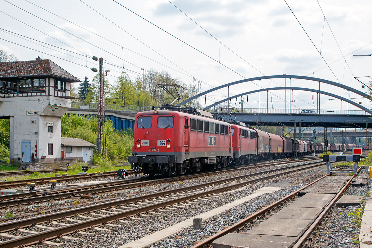
Zwei 140er in Doppeltraktion - Die RBH 164 (140 797-2) und die RBH 161 (140 772-5) der RBH Logistics GmbH (Gladbeck) ziehen am 02.05.2015 eine lagngen gemischten Güterzug von Kreuztal in Richtung Hagen. 

Die RBH 164 (91 80 6140 797-2 D-RBH) wurde 1971 von Krauss-Maffei AG in München unter der Fabriknummer 19524 gebaut, der elektrische Teil ist von Brown, Boveri & Cie AG (BBC). Die RBH 161 (91 80 6140 772-5 D-RBH) wurde 1970 von Henschel in Kassel unter der Fabriknummer 31444, auch bei ihr ist der elektrische Teil von Brown, Boveri & Cie AG (BBC). Die RBH 161 ging 2012 und die RBH 164 ging 2013 an die RBH Logistics GmbH.

