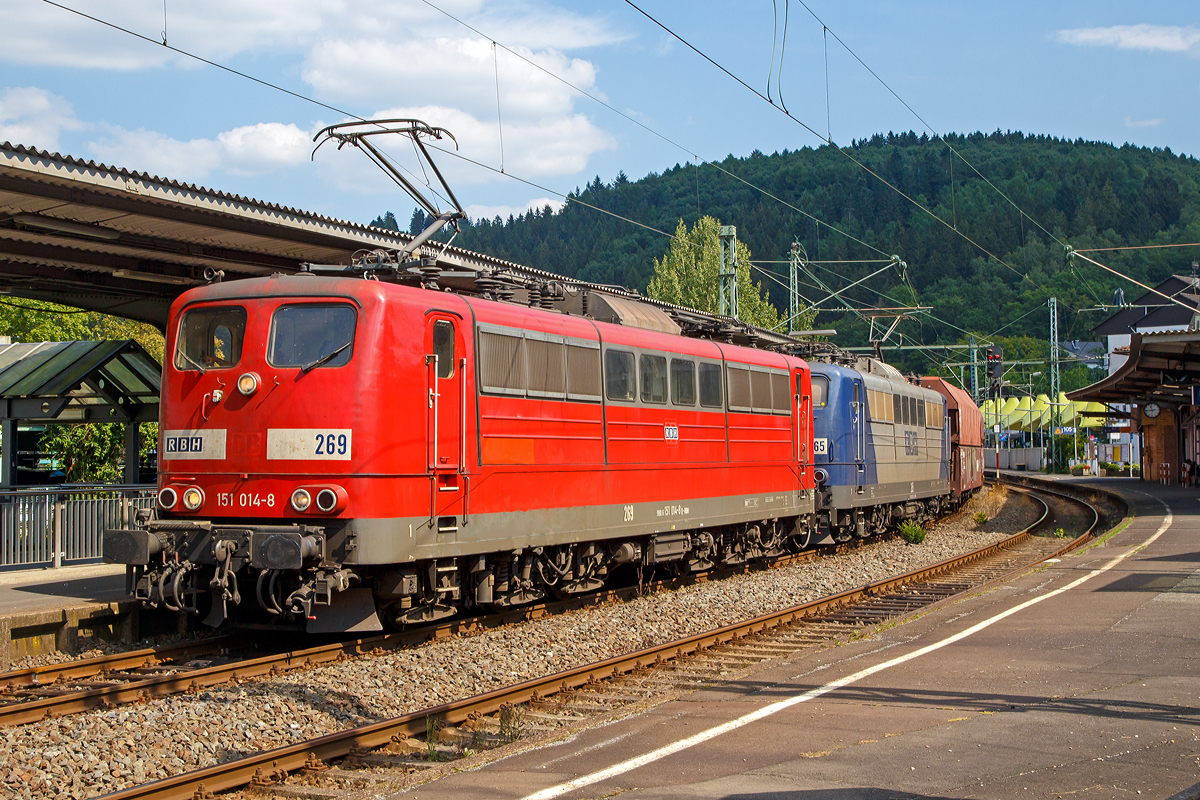 
Zwei 151er in Doppeltraktion - Die RBH 269 (91 80 6151 014-8 D-RBH, ex DB 151 014-8) und die RBH 265 (91 80 6151 024-7 D-RBH, ex DB 151 024-7) der RBH Logistics GmbH (Gladbeck) ziehen am 22.08.2015 einen lagngen Kohlenzug durch den Bahnhof Betzdorf/Sieg in Richtung Köln.

Beide Lok wurden von Krupp in Essen gebaut, die RBH 269 (151 014-8) 1973 unter der Fabriknummer 5256 und die RBH 265 (151 024-7) 1974 unter der Fabriknummer 5266. Beide gingen 2012 von der DB Schenker Rail Deutschland AG an die RBH Logistics GmbH. 

Wobei die RBH Logistics ein Tochterunternehmen der DB Schenker Rail Deutschland AG ist. Sie ist zudem die Nachfolgegesellschaft von Werks-, Zechen- und Hafenbahnen im Raum der Bergwerksdirektion Recklinghausen. Durch die verschiedenen Firmenzusammenschlüsse und -aufteilungen ergab sich seit 1913 eine wechselvolle Geschichte. Das heute als Teil des Firmennamens genutzte Akronym RBH stand einige Jahre für die RAG-Bahn- und Hafenbetriebe und wurde beim Verkauf von dieser an die Railion Deutschland im Jahr 2005 beibehalten. Nach damaliger Angabe des neuen Eigentümers stehen die Buchstaben R, B und H nun für die Kernkompetenzen des Unternehmens: Eisenbahnverkehr (Rail), Binnenschifffahrt (Barge) und Hafenumschlag (Harbour)