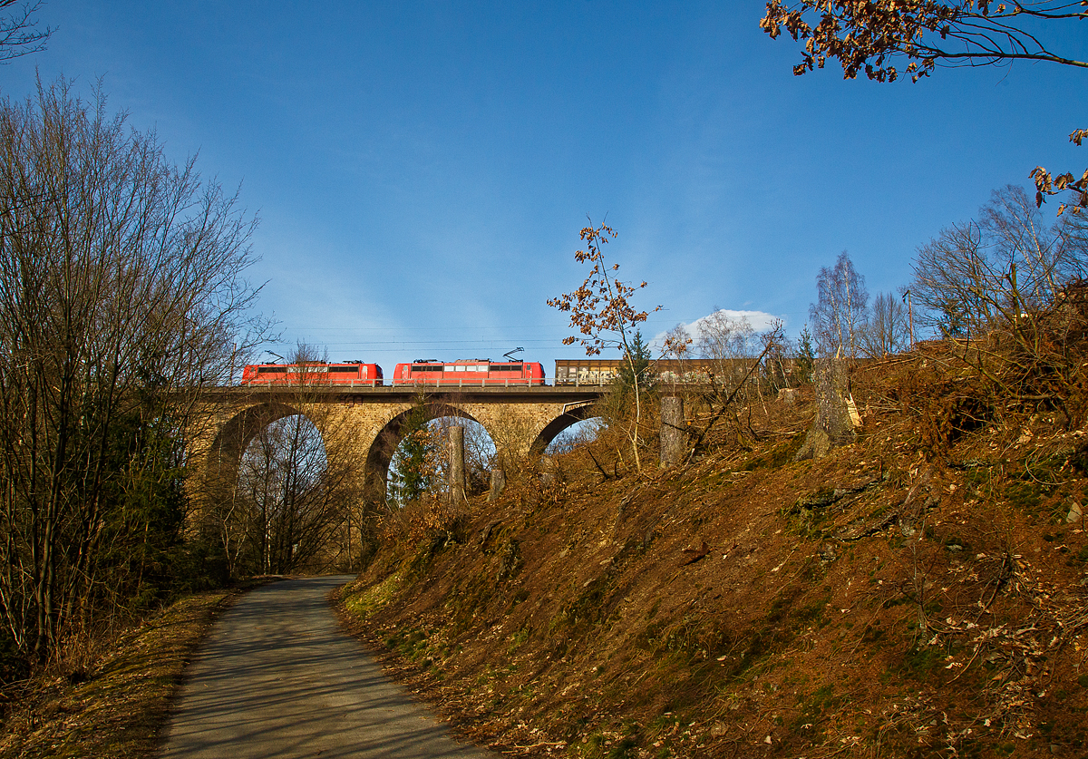 Zwei an die DB Cargo AG vermietete Loks der Baureihe 151 der Railpool GmbH (München) fahren am 23.02.2021 in Doppeltraktion mit einem gemischten Güterzug über den Rudersdorfer Viadukt in Richtung Siegen.
