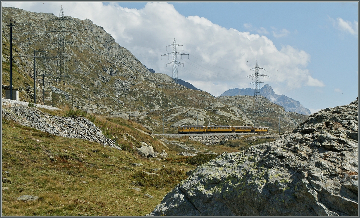 Zwei Bernina Treibwagen ABe 4/4  mit zwei Wagen fahren von Alp Grüm kommend durch die herrlichen Landschaft und erreichen in Kürze Bernina Ospizio.
10. Sept, 2011