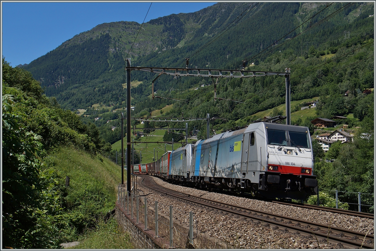 Zwei BLS 186 Loks mit einem Güterzug kurz vor Rodi Fiesso. 
24. Juni 2015