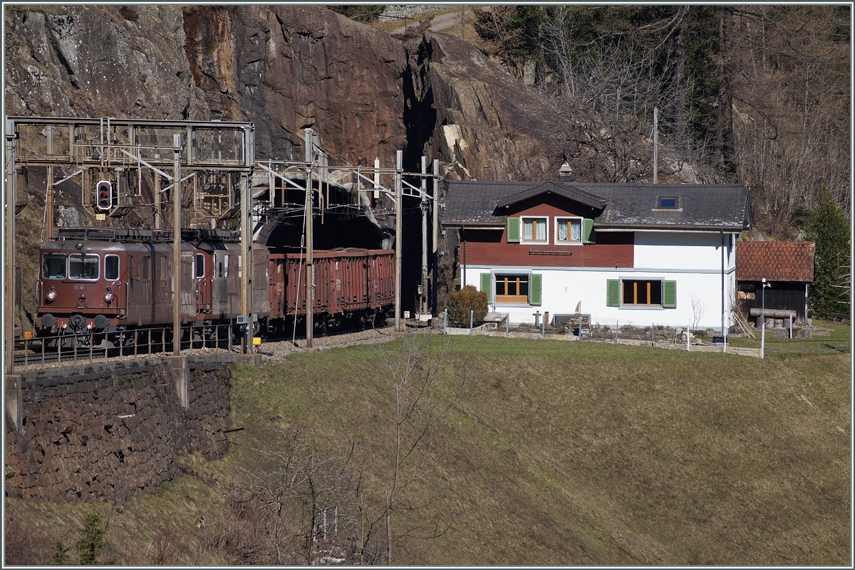 Zwei BLS RE 4/4 auf dem Weg Richtung Süden bei Kilometer 65.5 auf der Gotthard Nordrampe oberhalb von Wassen am 14. März 2014