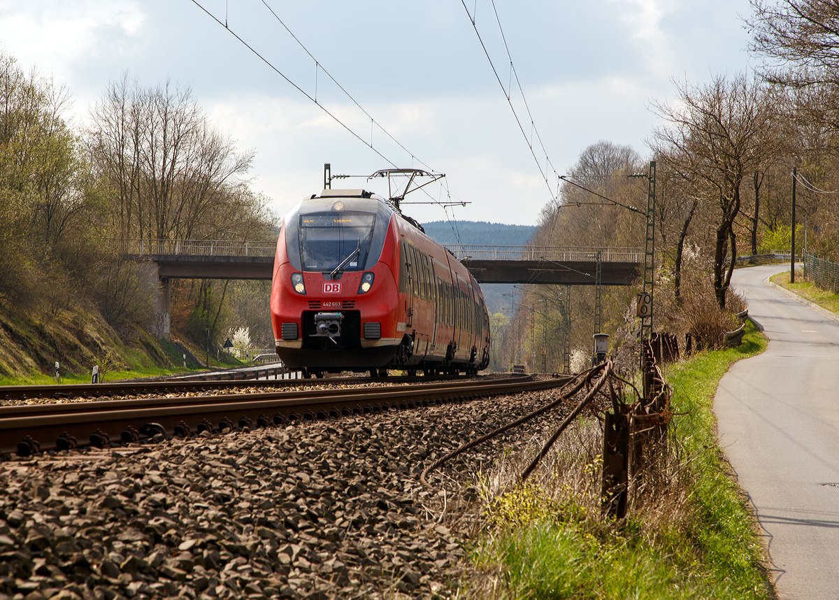 
Zwei Bombardier Talent 2 der DB Regio, der dreiteilige 442 603 / 442 103 gekuppelt mit dem vierteiligen 442 254 / 442 754, , als RE 9 - Rhein Sieg Express (RSX) Aachen - Köln - Siegen, erreichen am 02.04.2017 bald den Bahnhof Wissen/Sieg. 