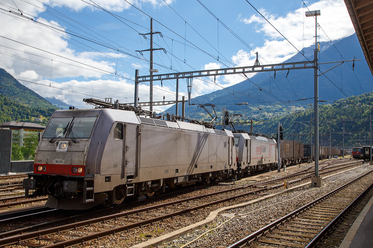 
Zwei Crossrail 186er fahren am 20.06.2016 mit eine Containerzug durch den Bahnhof Brig, zuvor kamen sie durch den Simplontunnel aus Italien. Vorne die italinische 186 910-2 (91 83 2186 910-2 I-XRAil) und dahinter die deutsche 186 905-6 (91 80 6186 905-6 d-XRAIL).
