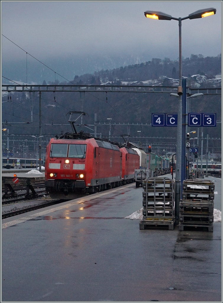 Zwei DB 185 mit der Spitzelok 185 140-1 haben von Süden her Brig erreicht und fahren nun via Lötschberg Basistunnel weiter Richtung Basel.
19. Feb. 2016