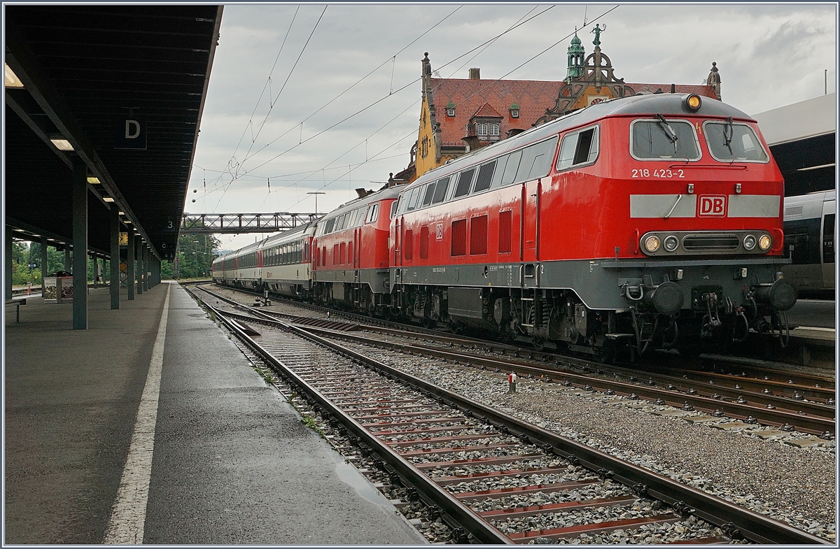 Zwei DB 218 sind mit ihrem EC von Mnchen in Lindau eingetroffen, wo eine SBB Re 4/4 II den Zug zur Weiterfahrt nach Zrich (-Basel) bernehmen wird.
10. Juli 2017