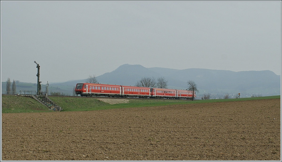 Zwei DB VT 611 als IRE von Ulm nach Basel Bad bei Wilchingen-Hallau unterwegs. 

8. April 2010