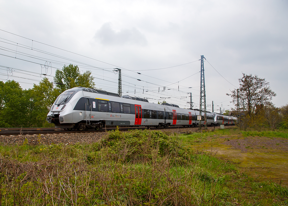 
Zwei gekuppelte dreiteilige Bombardier Talent 2 der DB Regio (BR 1 442) haben gerade (am 06.05.2017) die Elbe, über die Herrenkrug-Eisenbahnbrücke, überquert und erreichen bald die Bahnhof Magdeburg Neustadt.