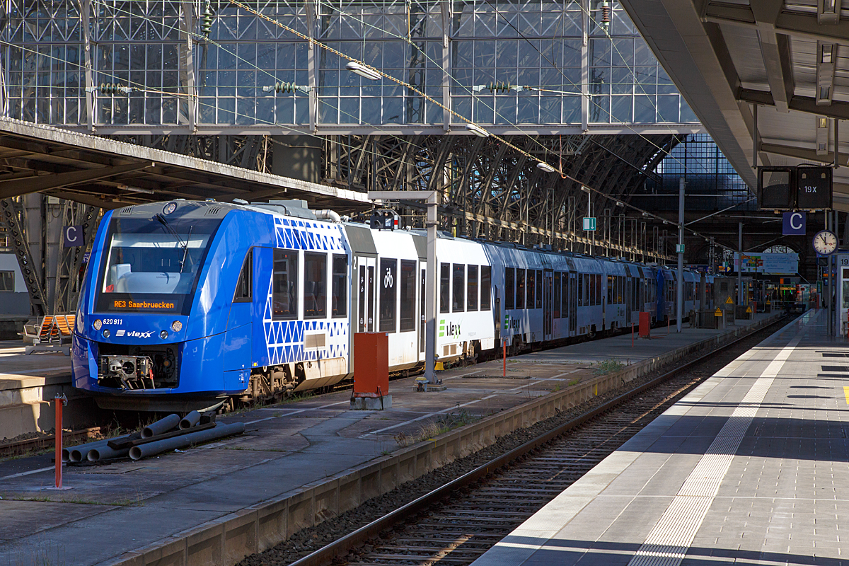 
Zwei gekuppelte dreiteilige Dieseltriebzge ALSTOM Coradia LINT 81 (620 911 / 621 411 / 620 411 und 620 410 / 621 410 / 620 910) der vlexx (Vier-Lnder-Express, ein Unternehmen der NETINERA Deutschland GmbH) stehen am 28.02.2015 im Hbf Frankfurt am Main, als RE 3  Nahe-Express  (Fankfurt - Mainz - Saarbrcken), zur Abfahrt nach Saarbrcken bereit. 

Alle zwei Stunden wird der RE 3  Nahe-Express  nach Frankfurt am Main verlngert, ansonsten endet er in Mainz Hbf. Hier in Hessen wird er als RE 80  Mainbahn  gefhrt.